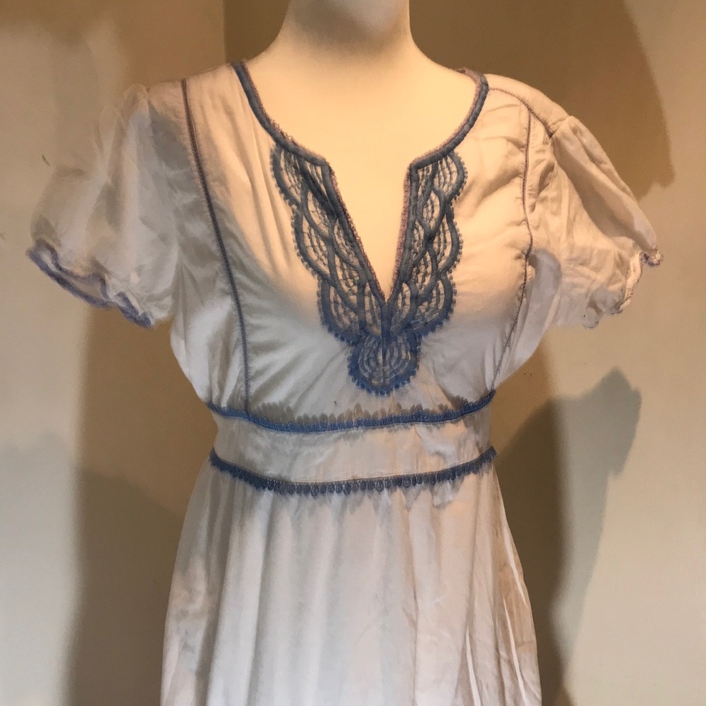 “OASIS” Embroidered White and Blue Cotton Dress. - Picture 7 of 16